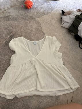 Francesca's Collections Ivory Short Sleeve Peplum Blouse